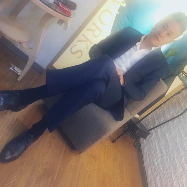 性格: 我是一个开朗、乐观的男孩,现经商,经过自己的努力有一点成绩,能担当家庭的责任。我热爱生活,向往美好的生活,愿能找一个彼此有感觉的女孩。 工作: 07年大学毕业后在政府单位工作一年,08年辞职后初次创业(服装行业)失败,09年还是创业(金属加工)瞎混了一年,10-11年做金属生意赚到第一桶金,12年到现在从事金融行业 家庭: 我父亲93年合资办了一个小厂,现收入稳定,但不高,够家里正常开支,母亲的责任就是照顾家人的饮食、起居。我的家庭相对来说是简单的,但不失温暖,充满了笑容。父母希望我在事业稳定的同