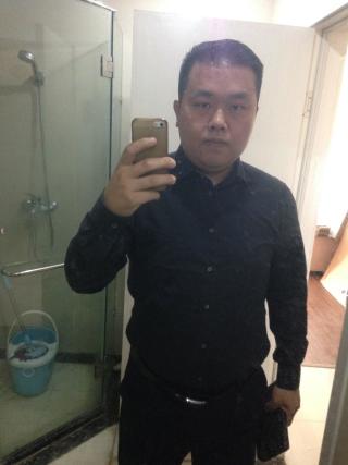 性格: 天生性格开朗,外向性格,为人善良、耿直,家庭和睦,母亲退休,父亲国企人事(两年后退休),本有有3个月短暂婚姻,无子女,本人身体健康,无不良记录,希望找一个有家教,懂事,善良,不作作的女孩子,未婚、短暂离异并无子女皆可。 工作: 2004年-2006年 大专毕业后去上海发展,第一家公司是一家台湾企业从事销售工作,从事紧固件产品销售,后因收入原因选择跳槽; 2006年-2013年 固安捷(中国)工业品销售有限公司,任职于资深客户经理,多年工业品销售经验,后于2010年认识前妻,2011年正式交往,为了
